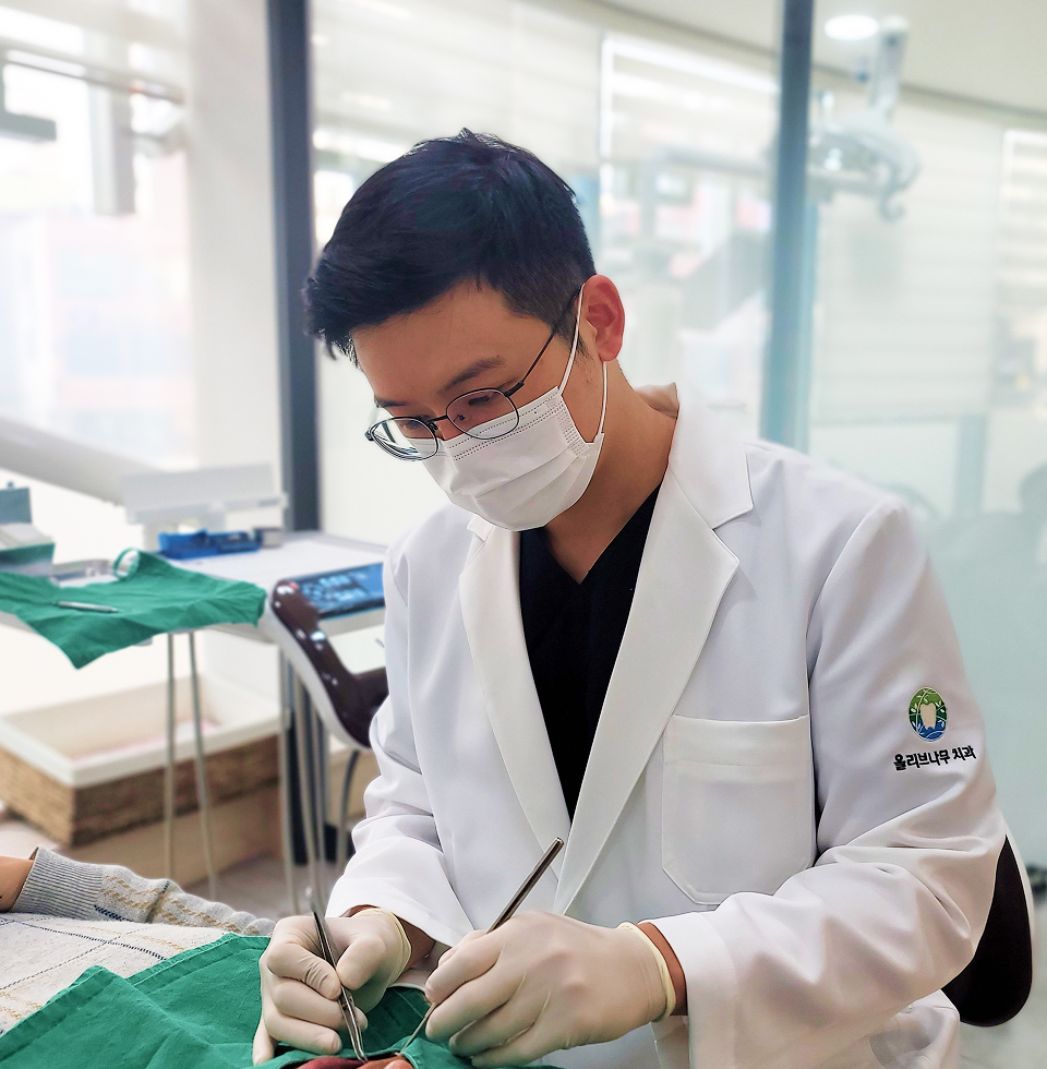 섬세함이 요구되는 치과치료,
의료진의 풍부한 임상경험과 전문성이 무엇보다 중요합니다.